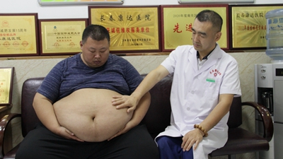 400斤“巨胖”小伙，减肥16个月，瘦身204斤，完美蜕变1.jpg